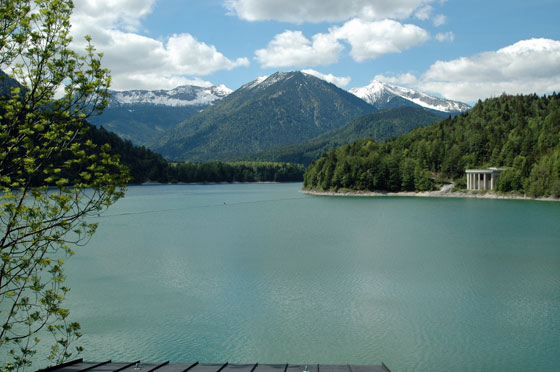 ... der Sylvenstein-Stausee ...