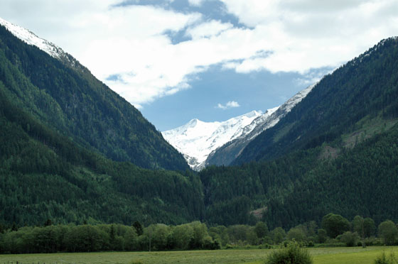 ... die Berge werden immer höher und es liegt auch mehr Schnee ...