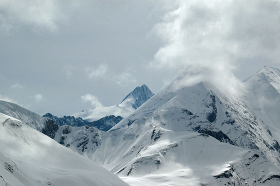 ... ein gigantisches Bergmassiv und trotz Sommer liegt so viel Schnee ...