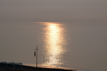 ... Vollmond über dem Strand von Spotorno ...