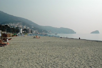 ... der View am Strand von Spotorno ...