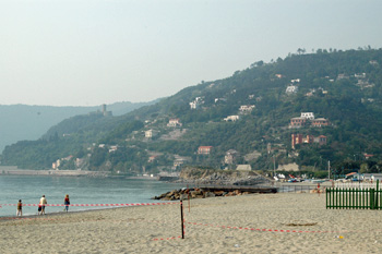 ... der View am Strand von Spotorno ...