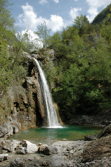 ... ein Wasserfall - es ist einfach herrlich, die Natur in der Region ...