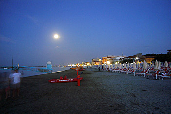 ... Vollmond über dem Strand ...