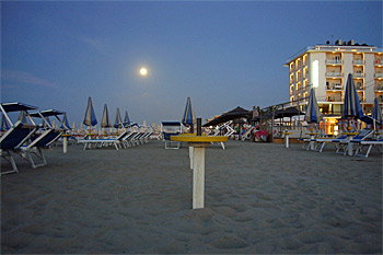 ... Vollmond über dem Strand ...