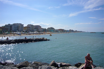 ... Bellaria - der Blick von der Hafenmole aus ...
