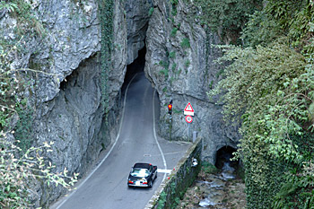 ... eine Ampel regelt die Durchfahrt duch die enge Schlucht ...