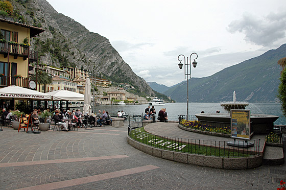 ... ein Cappuccino und ein Eis geht immer in Limone sul Garda ...