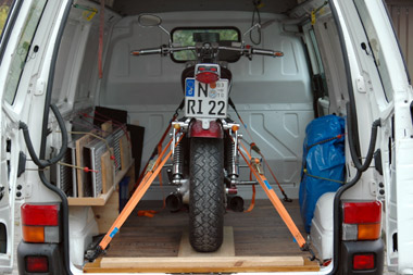 Rein mit dem Bike und gut festmachen.