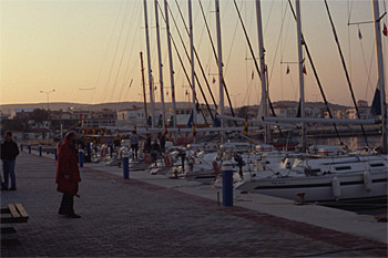 ... super Stimmung bei aufgehend Sonne im Zielhafen Cesme ...